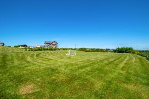 Little Petherick Villa Sleeps 12 With Wifi