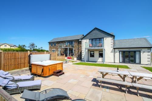 Little Petherick Villa Sleeps 12 With Wifi