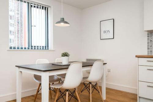 Gorgeous Central 2 Bed Apt - L1's Doorstep