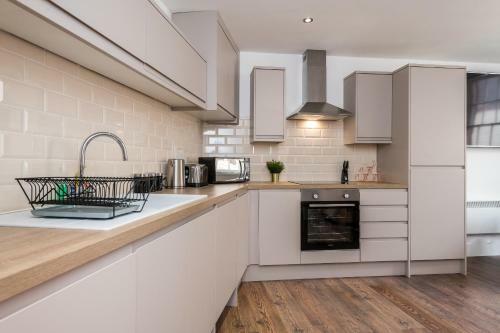 Prestige Stay Aparthotel - Cavern Quarter Party Apartments
