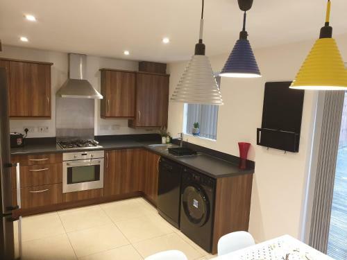 Spacious Contractor House For Large Groups - Private Parking By Liverpool Short Stay