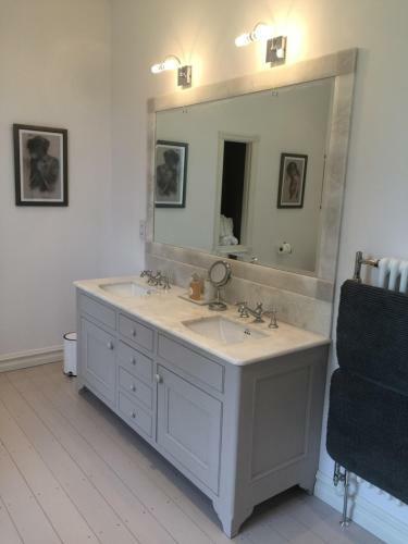 Bed & Breakfast Llwynhelig Manor