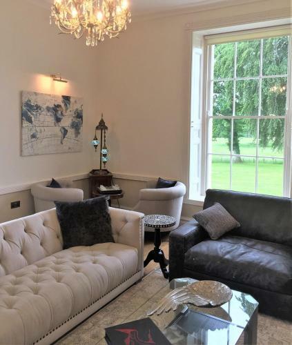 Bed & Breakfast Llwynhelig Manor