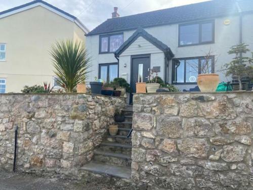 2 Bed Cottage - Idyllic Views - Village Location