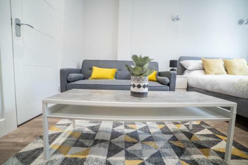Serviced Apartments Luton - Central Boutique Studio By Opulent Living