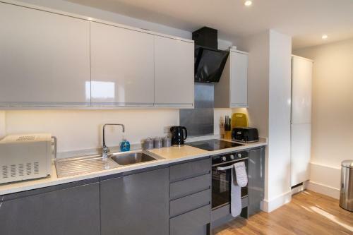 Central & Spacious Maidstone Apartment By Comfyworkers