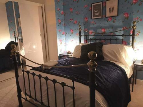 Air Host And Stay - Corner House, Sleeps 8, 4 Bedrooms Great Value