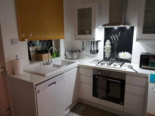 Air Host And Stay - Corner House, Sleeps 8, 4 Bedrooms Great Value