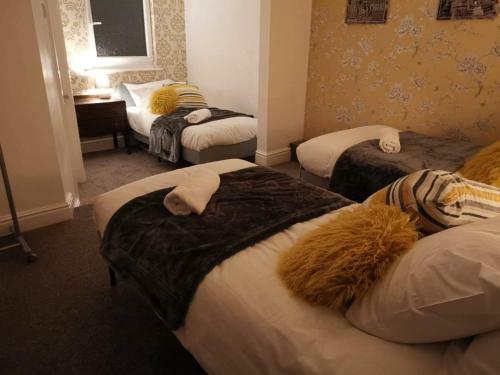Air Host And Stay - Corner House, Sleeps 8, 4 Bedrooms Great Value