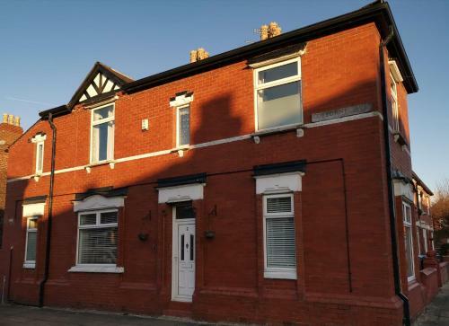 Air Host And Stay - Corner House, Sleeps 8, 4 Bedrooms Great Value