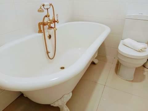 Air Host And Stay - Corner House, Sleeps 8, 4 Bedrooms Great Value