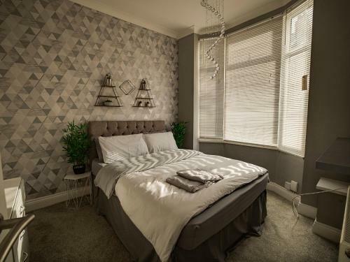 Haddon House Sleeps 7 - Workstays Uk