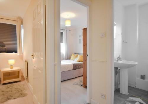Contractor Accommodation- Central Mk Location Spacious Garden Fast Wifi Parking