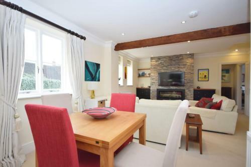 8 Angel Yard, Midhurst