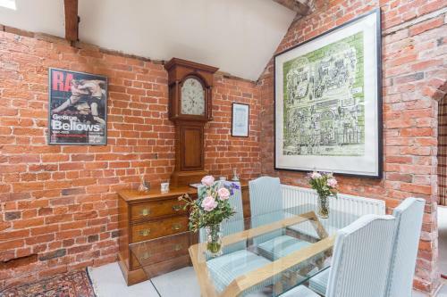 Morville Villa Sleeps 14 With Wifi