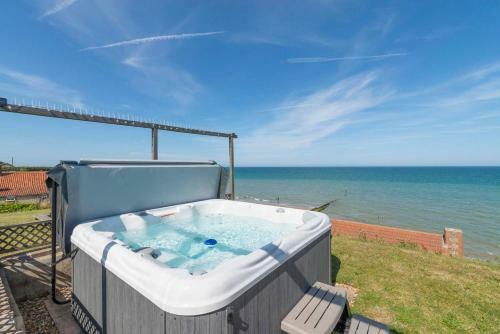Mundesley Chateau Sleeps 12 With Wifi