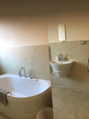 Beautifully Presented 6 Bed 5 & A Half Bath House