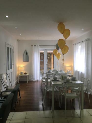Beautifully Presented 6 Bed 5 & A Half Bath House