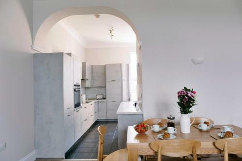 Tides - Luxury Sea Views Apartment
