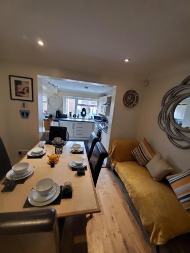 Stylish 3 Bed House With Garden Free Parking