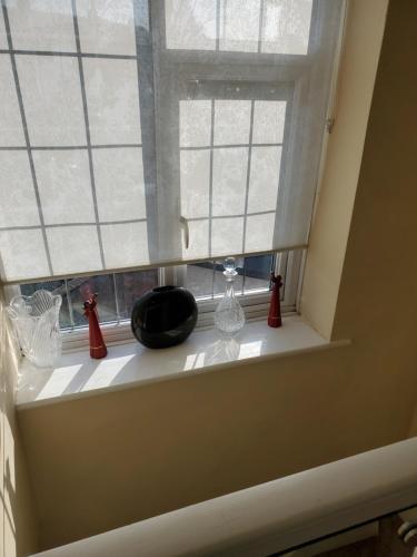Stylish 3 Bed House With Garden Free Parking