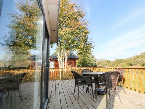 Riverside Retreat, Black 6