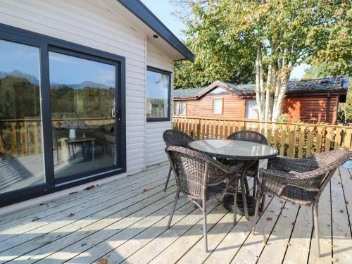 Riverside Retreat, Black 6