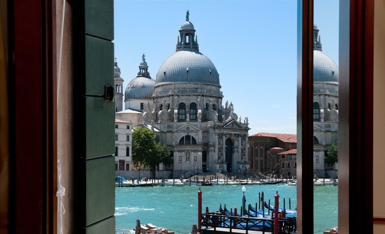 Hotel Monaco And Grand Canal