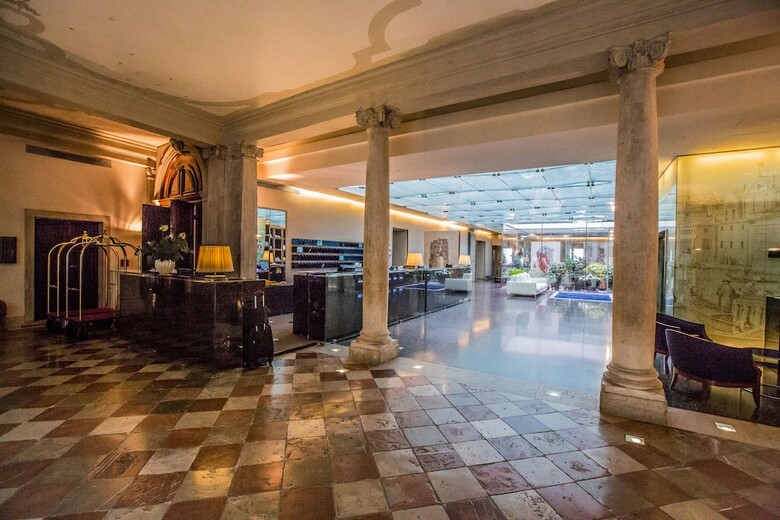 Hotel Monaco And Grand Canal