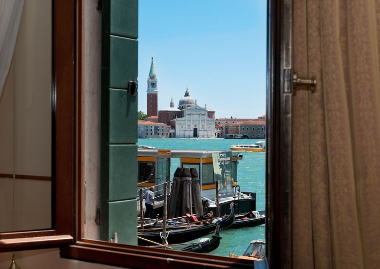 Hotel Monaco And Grand Canal