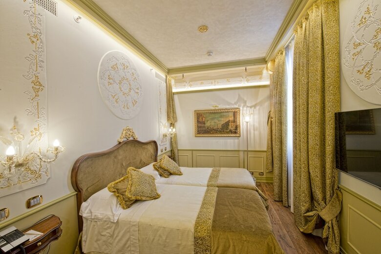 Hotel Monaco And Grand Canal
