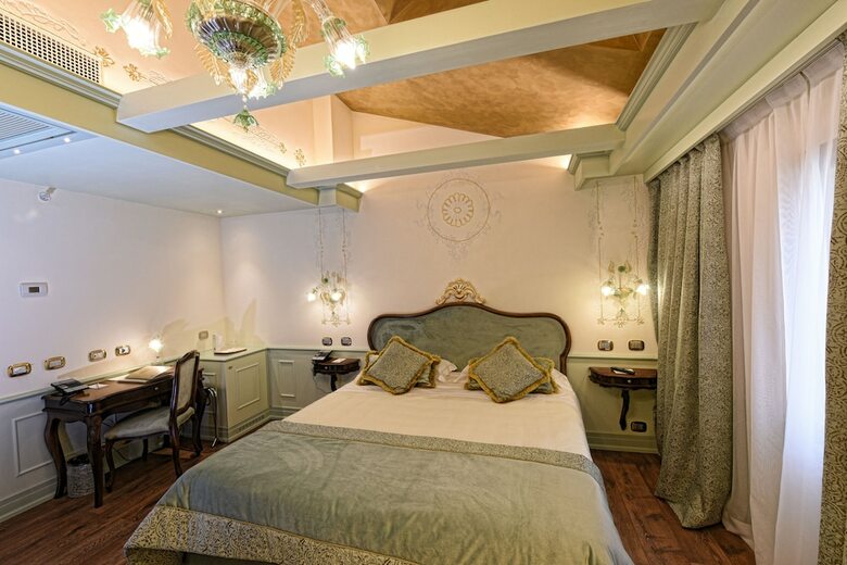 Hotel Monaco And Grand Canal