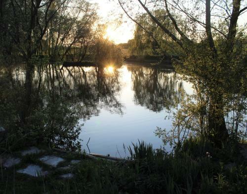 "george's" Lakeside Wooden Tipi