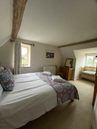 Traditional Cotswold Stone Peaceful Cottage With Stunning Views