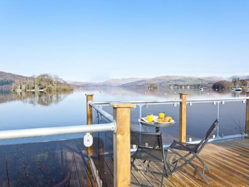 Lodge On The Lake