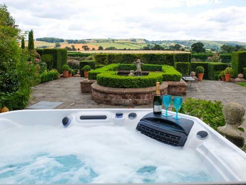 Wollaston Chateau Sleeps 19 Wifi