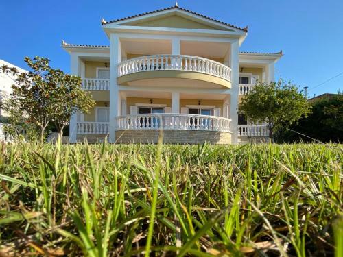 Villa Kourkoumelata House