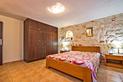 Koiliomenos Villa Sleeps 12 With Pool And Air Con