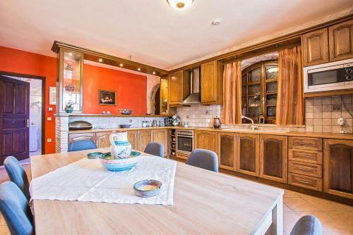 Koiliomenos Villa Sleeps 12 With Pool And Air Con