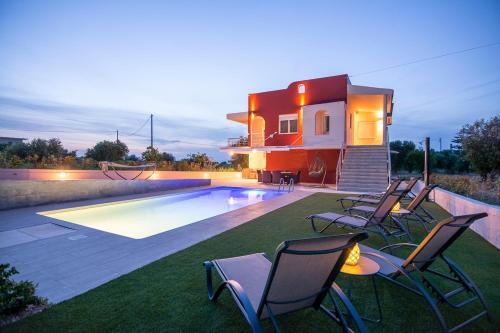 Fanes Villa Sleeps 8 With Pool And Air Con