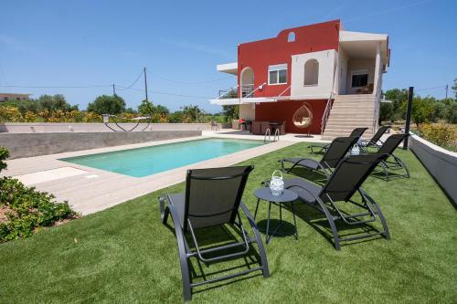 Fanes Villa Sleeps 8 With Pool And Air Con