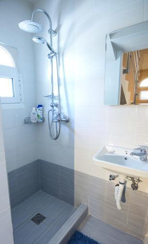 Fanes Villa Sleeps 8 With Pool And Air Con