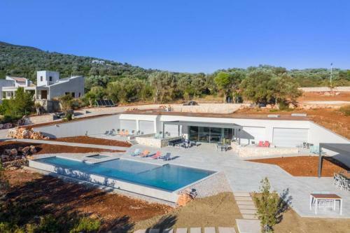 Villa Yana With Direct Sea Access, Large Pool & Heated Jacuzzi