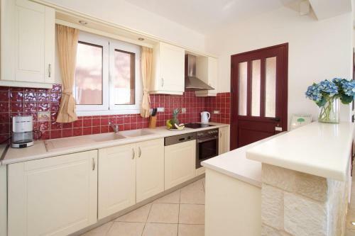 Kaligata Villa Sleeps 6 With Pool Air Con And Wifi
