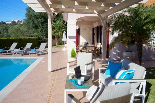 Kaligata Villa Sleeps 6 With Pool Air Con And Wifi