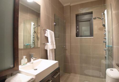 Kambia Villa Sleeps 7 With Pool And Air Con