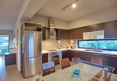 Kambia Villa Sleeps 7 With Pool And Air Con