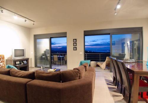 Kambia Villa Sleeps 7 With Pool And Air Con