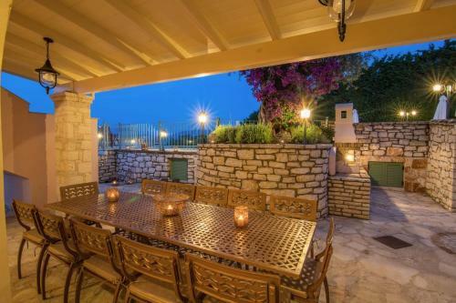 Kassiopi Villa Sleeps 12 Pool Wifi
