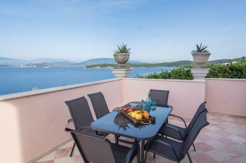 Kassiopi Villa Sleeps 12 Pool Wifi